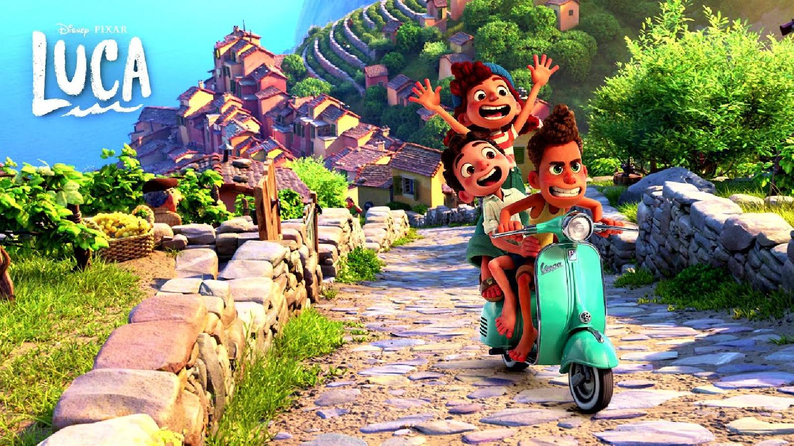 في مشهد ريفي يظهر بطل الفيلم مع اصدقائه يركبون دراجة لونها اخضر وهم يهللون وعلى الزاوية اليسرى مكتوب اسم الفيلم Luca