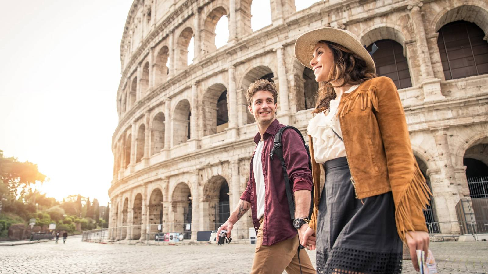  عروسين في جولة سياحية خاصة  ممسكين بيد ب سعيدين يتمتعان بالآثار الرائعة 