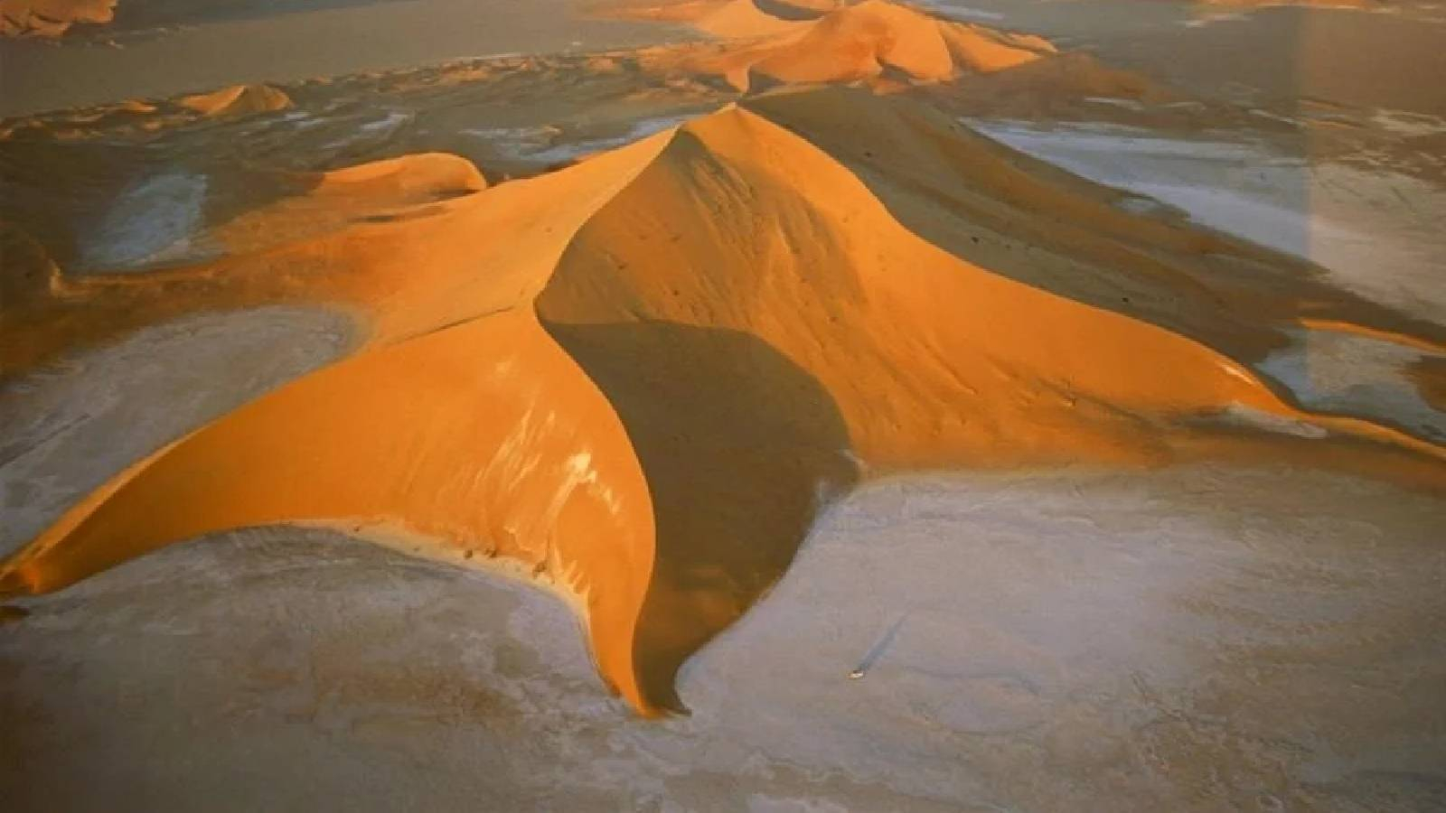 صحراء تظهر فيها كثبان رملية على شكل نجمة 