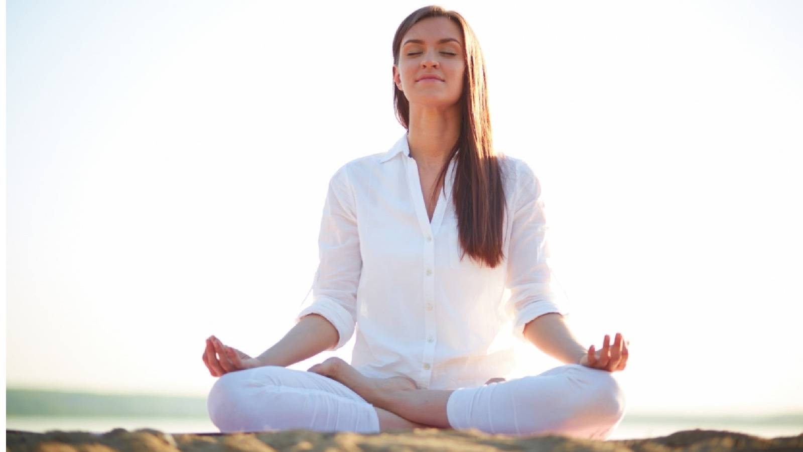 فتاة تجلس بوضعية التأمل رافعة رأسها 