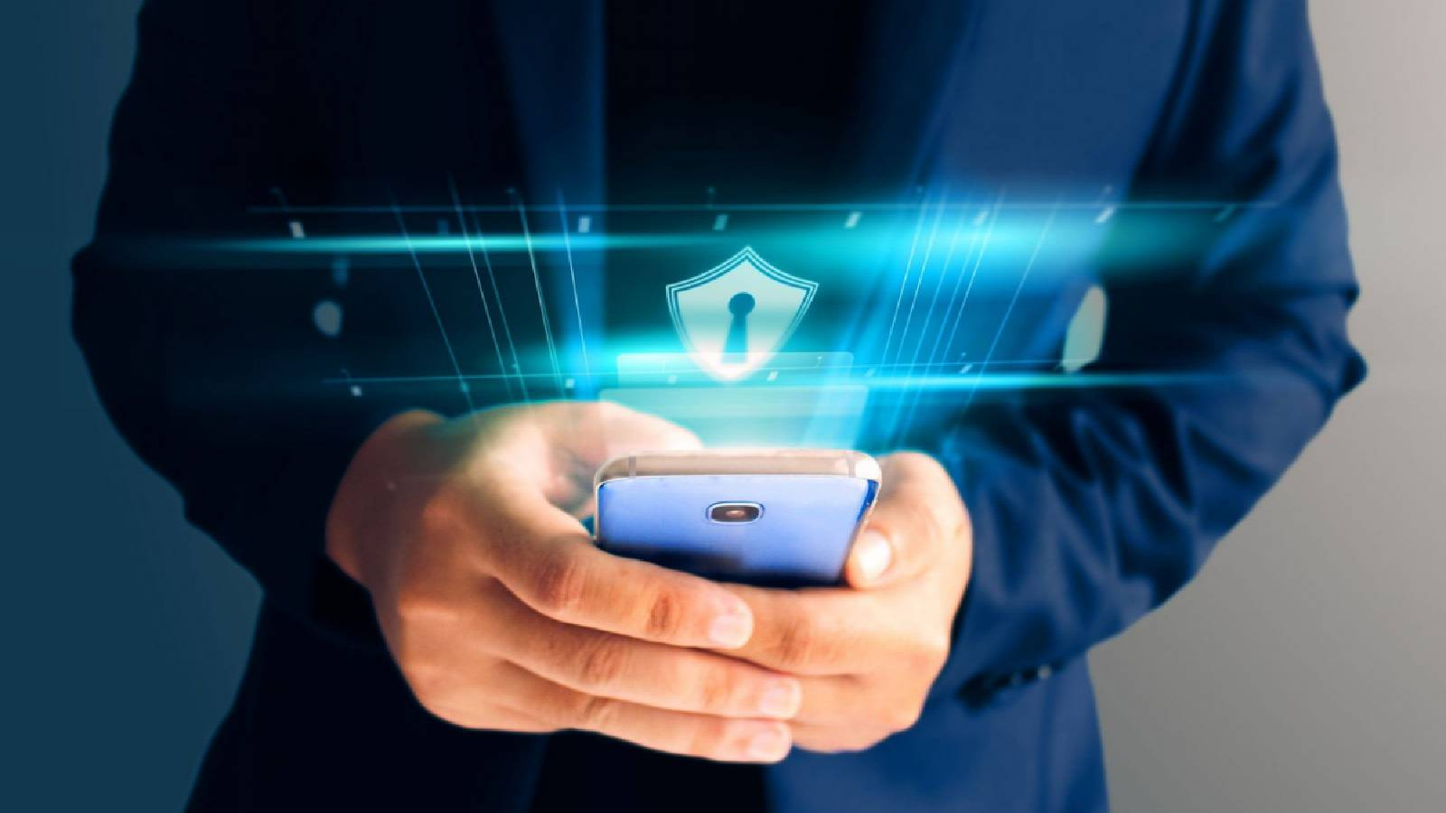شخص يحمل بيده هاتف ذكي و تظهر منه بشكل شفاف قفل للحماية 