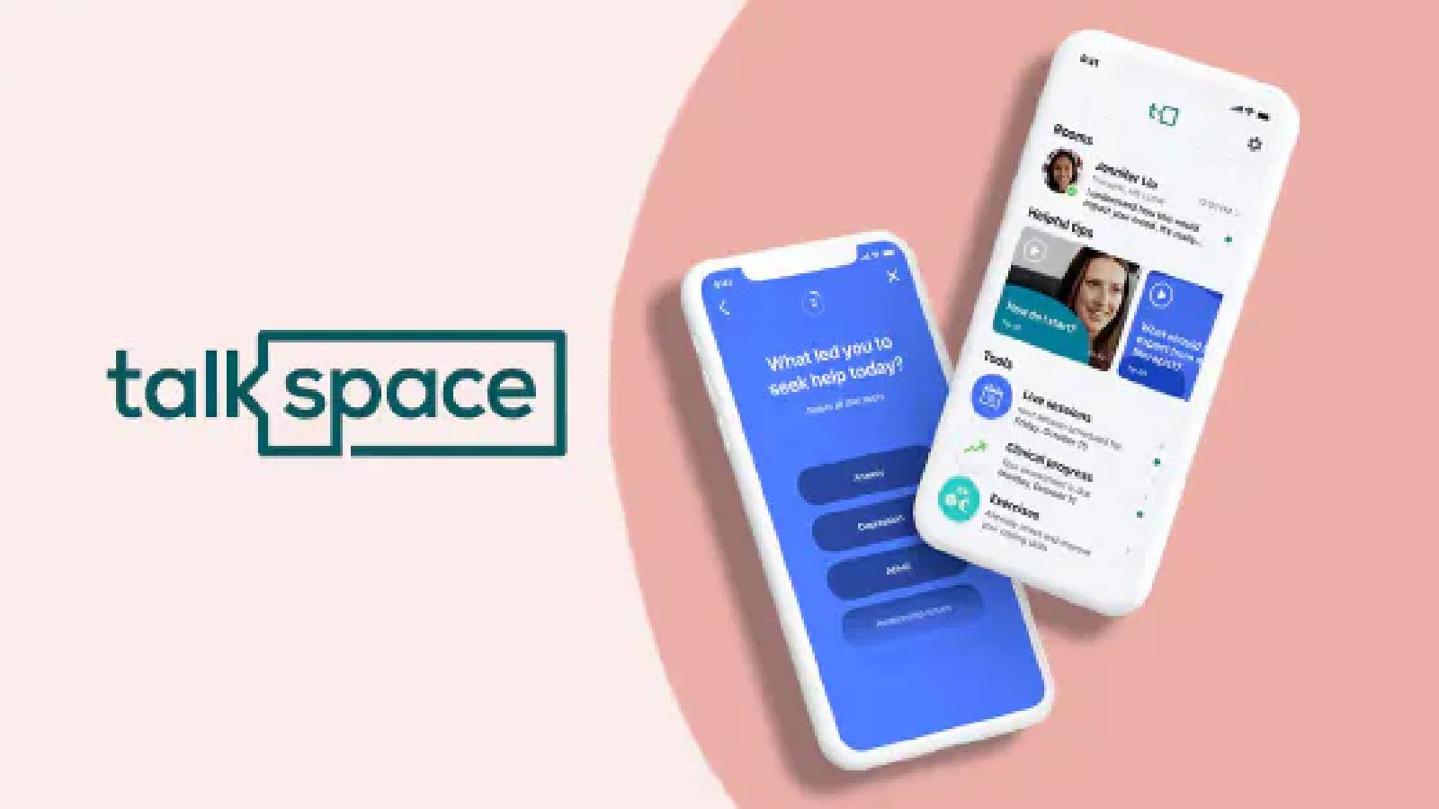 تطبيق توك سبيس على خلفية مقسومة باللون الابيض والزهري يظهر هاتفين على شاشتهم تطبيق توك سبيس