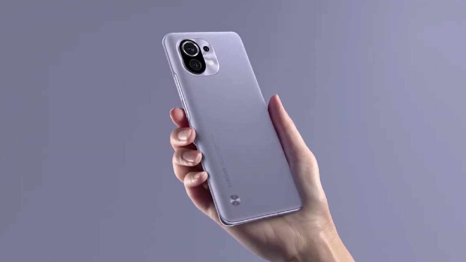 يد ممسكة بهاتف فضي من شاومي سلسلة مي