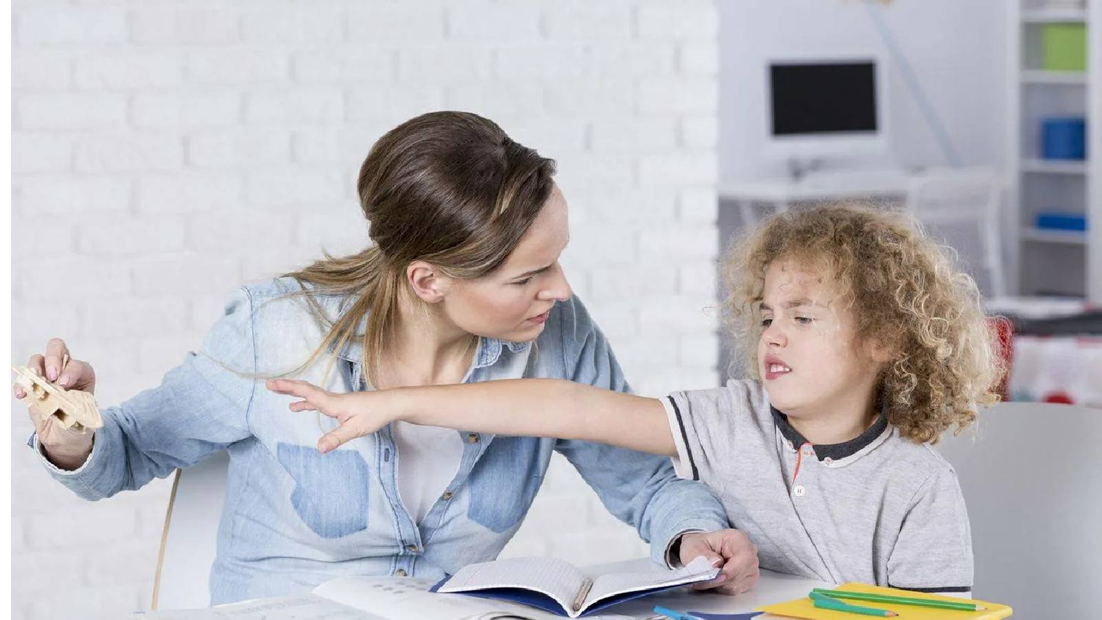طفل يعاند ويتمرد على والدته ويحاول ان يأخذ شيئ من يدها ويهمل دروسه
