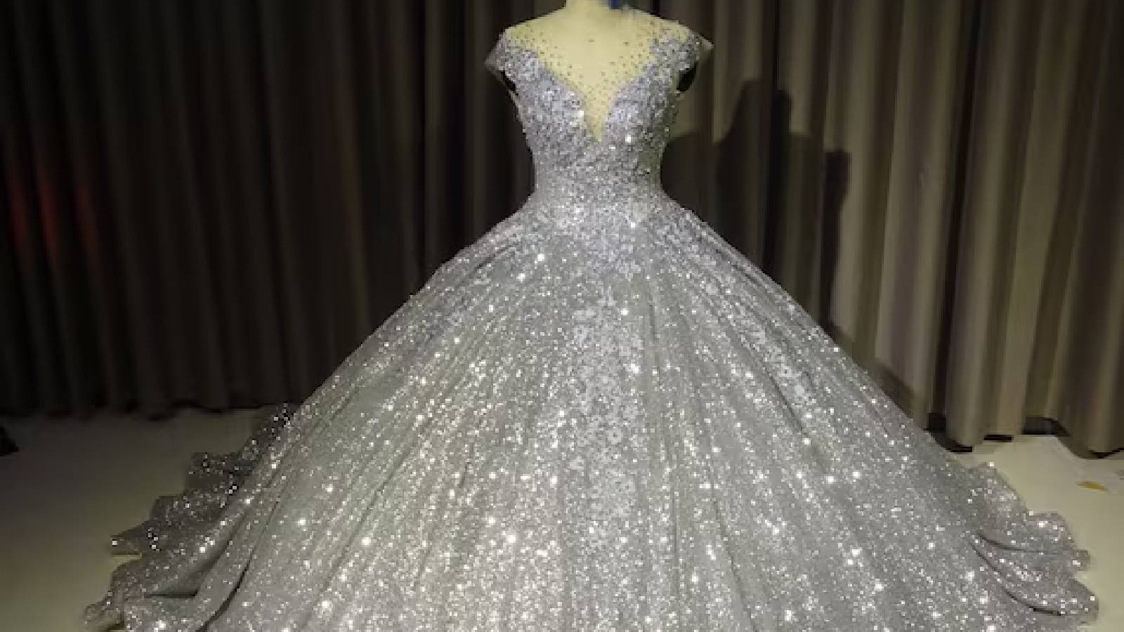 فستان زفاف فضي بدون أكمام مطرز الاحجار اللامعة 