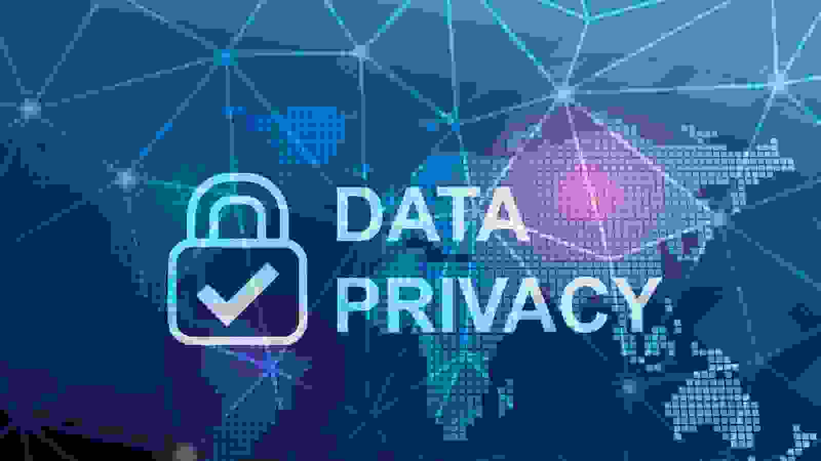 على خلفية زرقاء تظهر فيها نقاط تشكل خارطة العالم وخطوط متصلة ببعضها لتشكل شبكة يظهر شكل قفل و بداخله اشارة صح و بجانبه عبارة DATA PRIVACY 