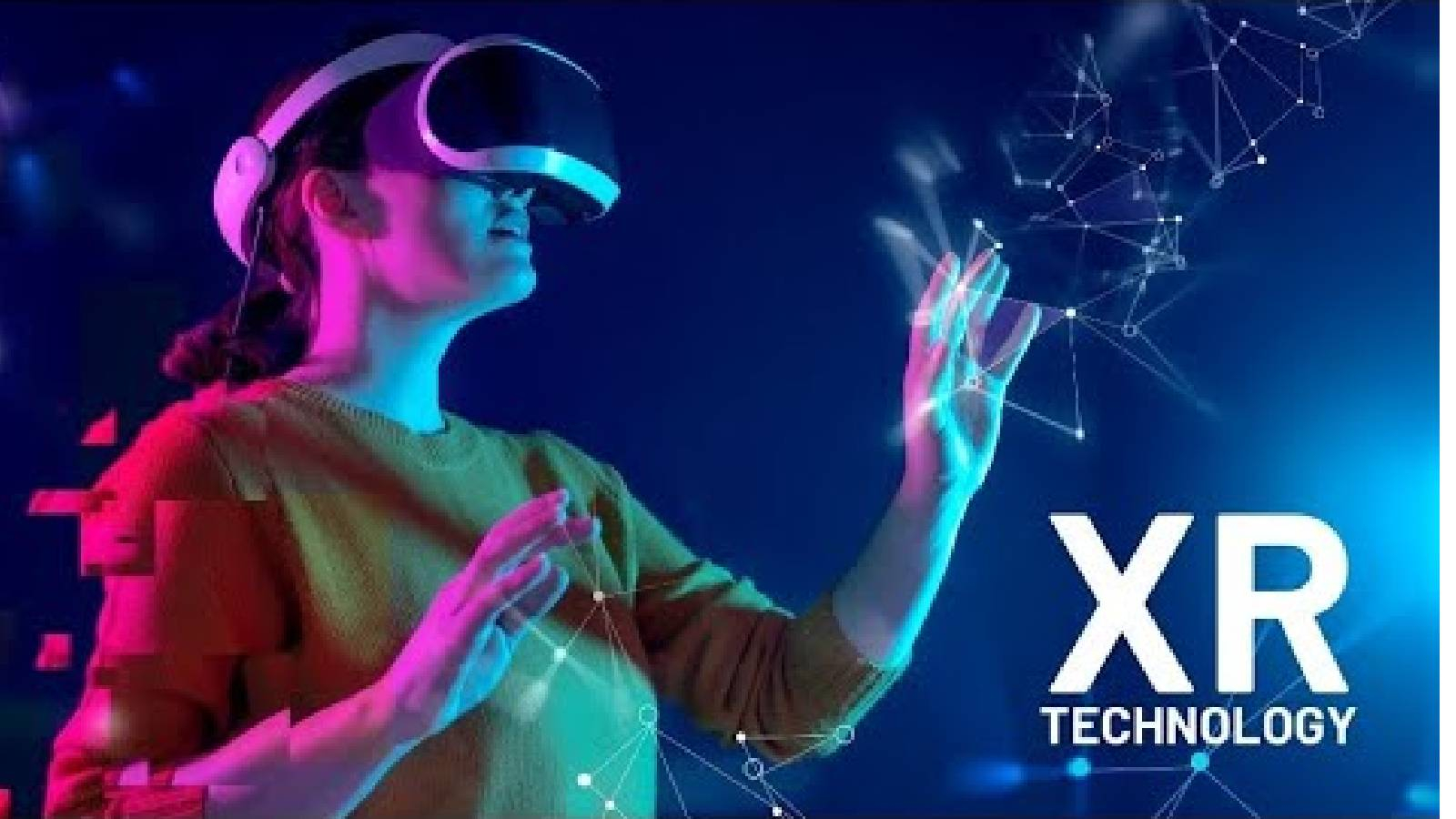 فتاة تضع نظارات واقع افتراضي و تمد يدها للأمام وتلمس اشكال فتراضية و بجانبها XR TECHNOLOGY