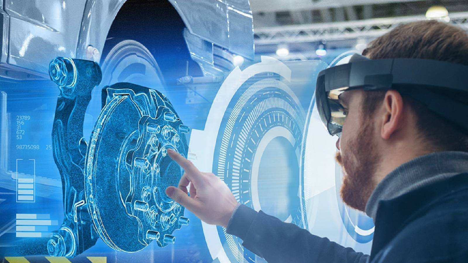 شاب يستخدم الواقع المعزز لاكتشاف آلة والتدريب على مكوناتها 