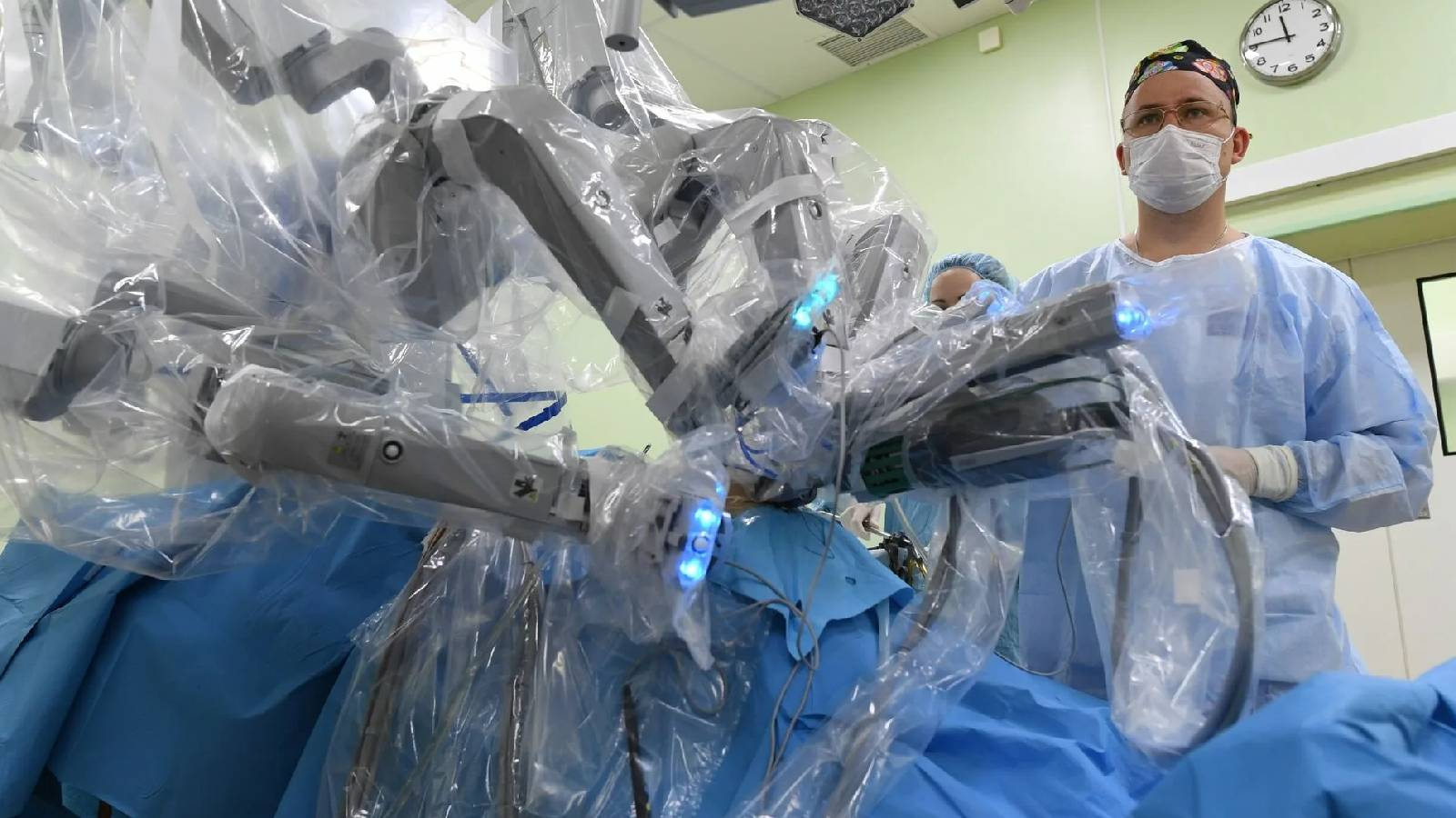 طبيب يجري عملية جراحية باستخدام الروبوت الطبي 