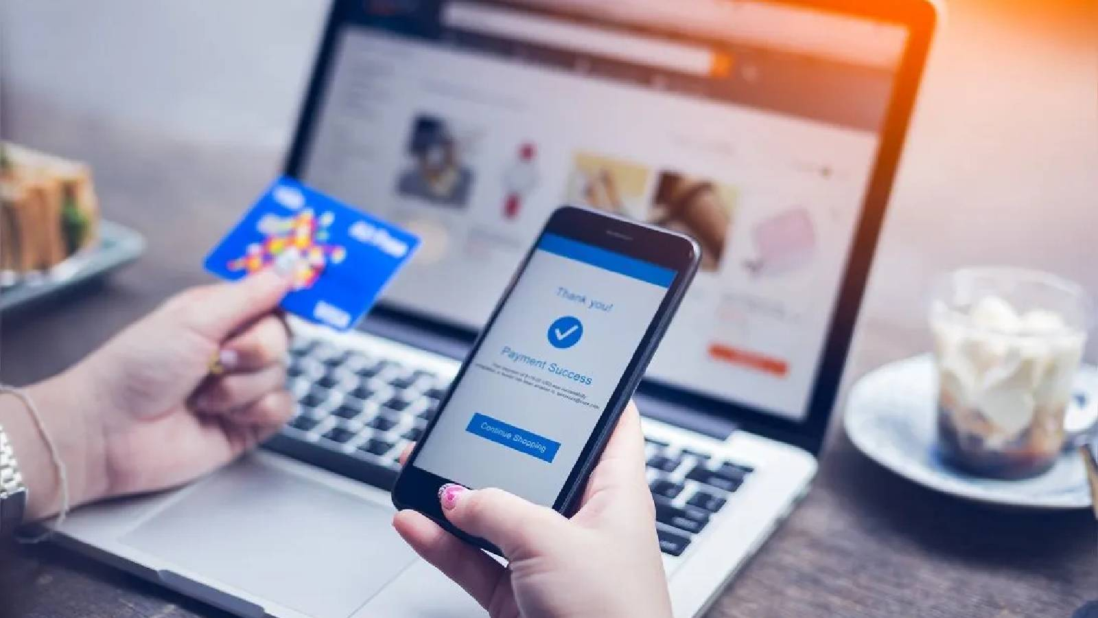 يد تحمل بطاقة و في اليد الثانية هاتف 