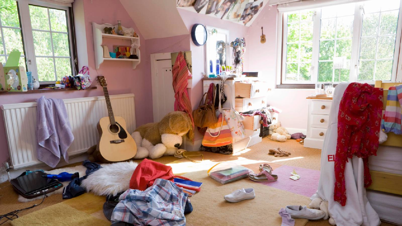 منزل عارم بالفوضى يفتقر الى الترتيب 