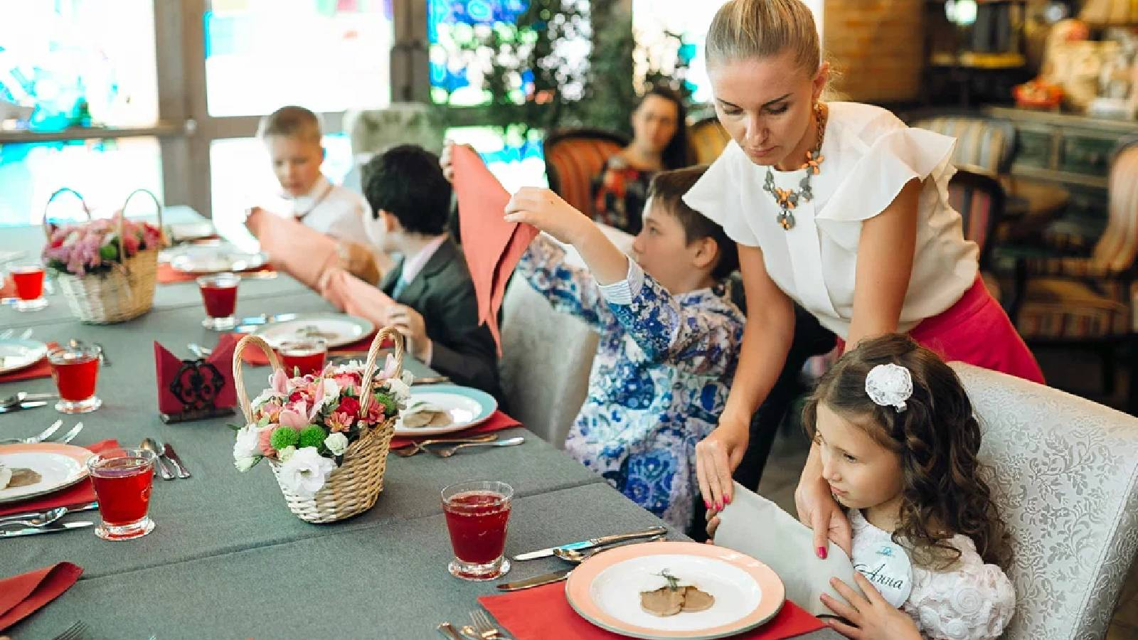 قواعد استخدام مناديل طاولة الطعام مربية تقوم على شرح اسلوب استخدام مناديل الطعام على مائدة الطعام في الاماكن العامة