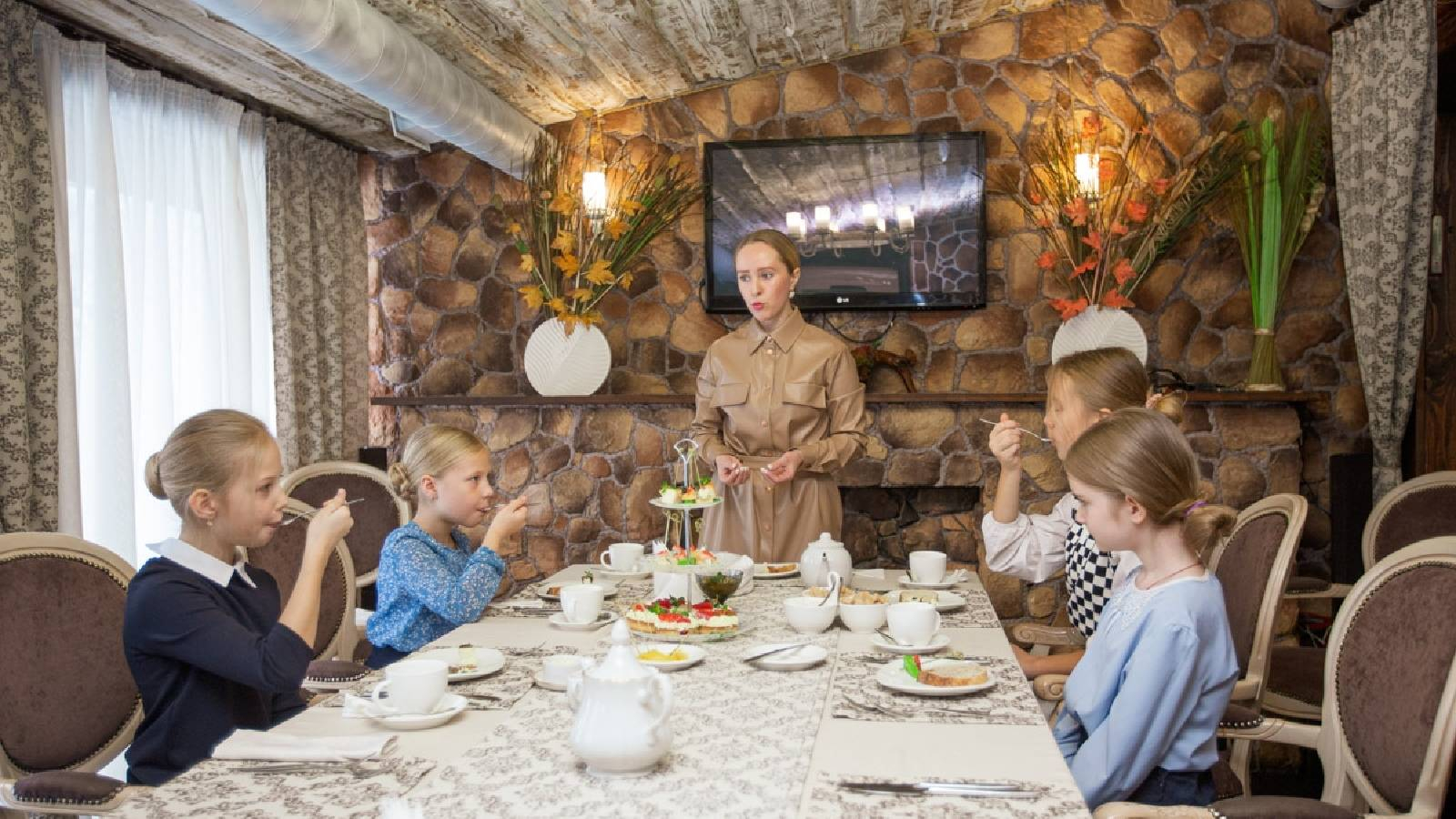 تعليم اتيكيت المائده للاطفال مربية تدرب الاطفال على اتيكيت تناول الطعام على المائدة