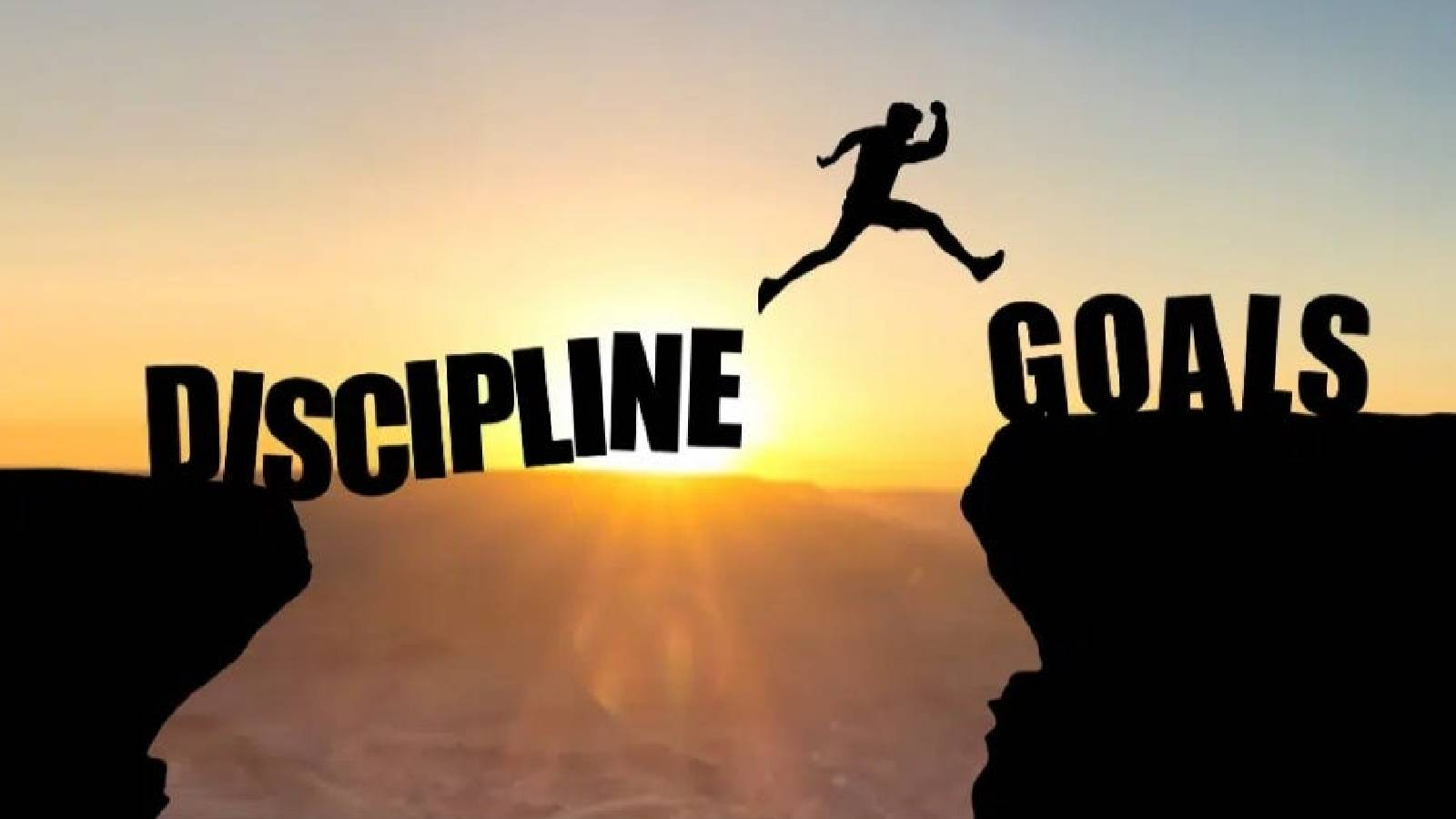 بين قمتين عاليتين و بينهما هوة عميقة يظهر شخص يحاول الوصول الى القمة الثانية و يقفز فوق عبارة DISCIPLINE GOALS