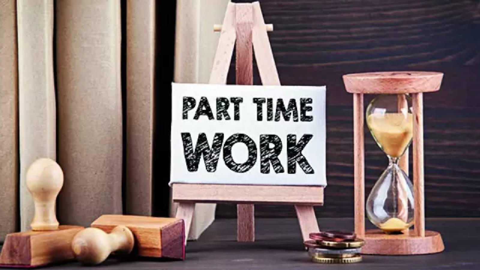 بجانب ساعة رملية صغيرة يوجد لوح مكتوب عليها PART TIME WORK 