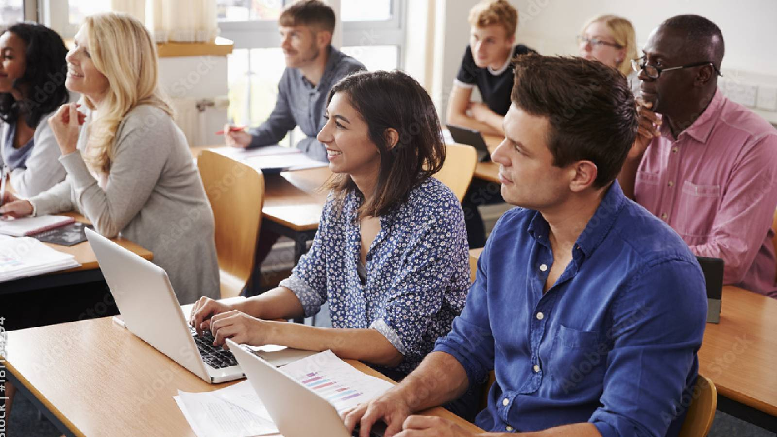 مجموعة من الشبان يخضعون لدورات تعليمية قصيرة 