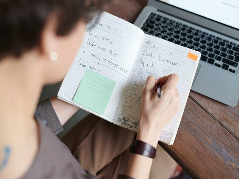 لاحِظ كيف يرد الناس، وما الأسئلة أو الاعتراضات المتكررة