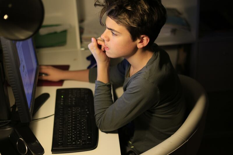مراهق يستخدم الإنترنت