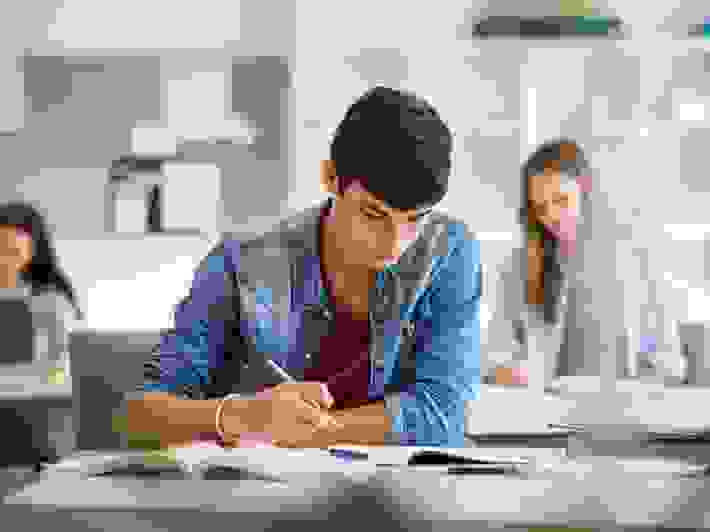 مراهق في سن المراهقة يركز في الدراسة والتعليم