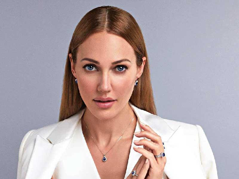 صورة الممثلة التركية مريم أوزرلي ترتدي الأبيض