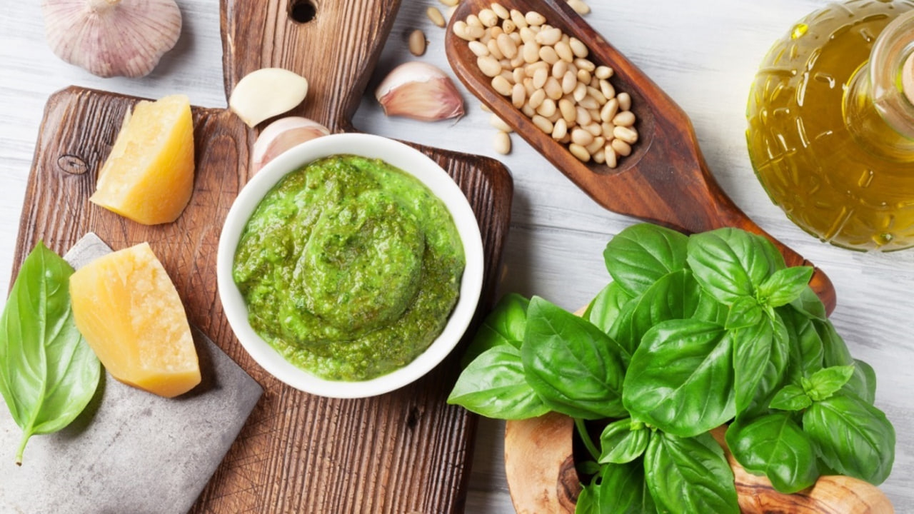 أوراق الريجان والثوم  وشرائح الليمون  وزيت الزيتون 