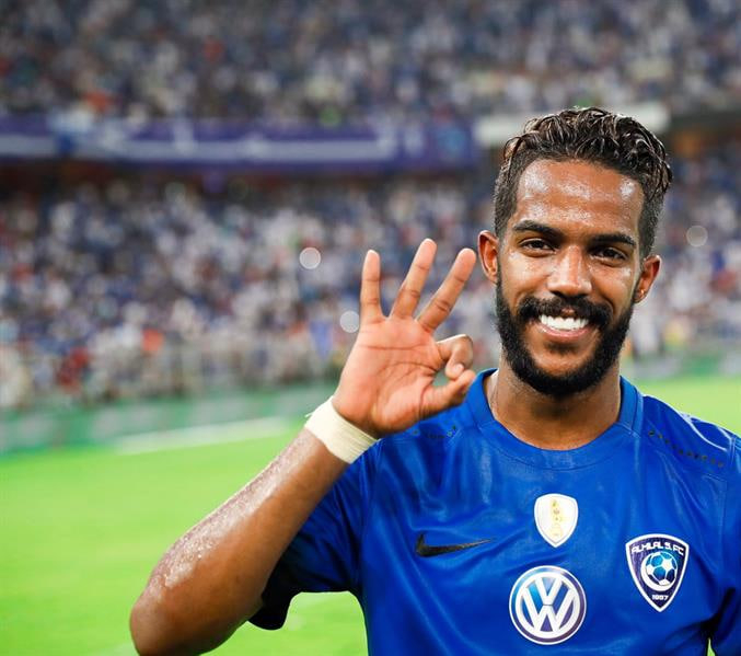 نواف العابد لاعب كرة قدم سعودي نواف العابد يرفع إشارة النصر
