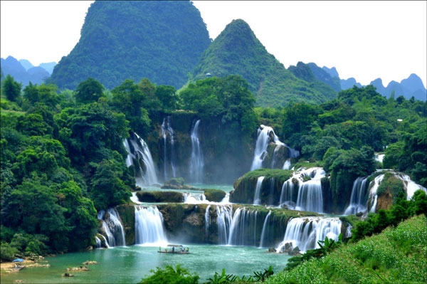 هل يمكن السباحة في شلالات ديتيان