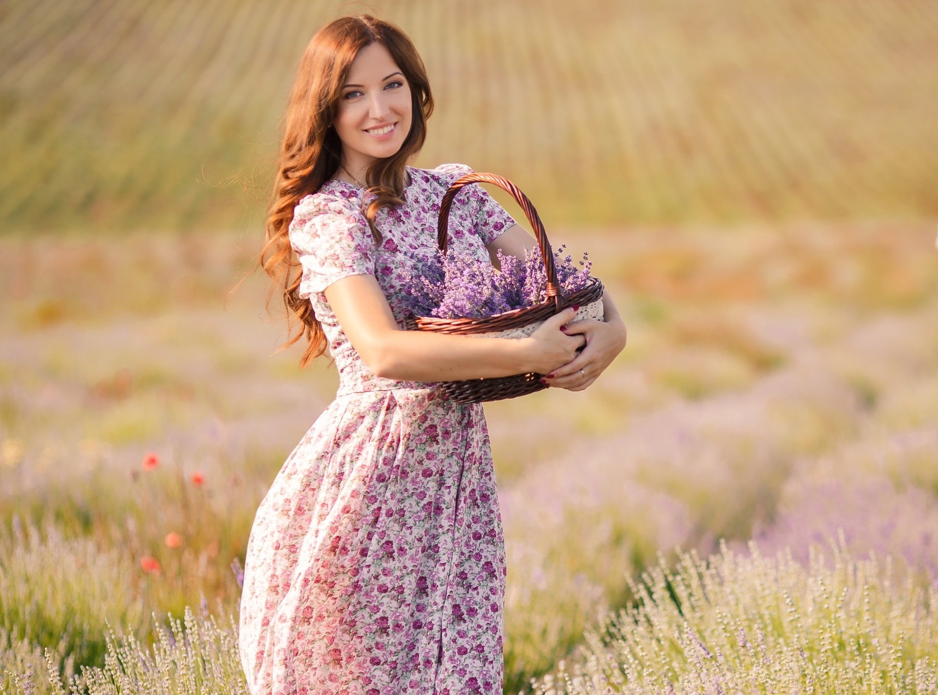 هل يسهم الرجل في فقدان المرأة أنوثتها؟