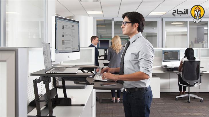 7 فوائد للمكاتب التي يستطيع الموظفون العمل خلفها وهم واقفين (وأفضلها)