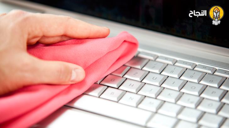 كيف تنظف كمبيوترك من الأوساخ والدهون؟