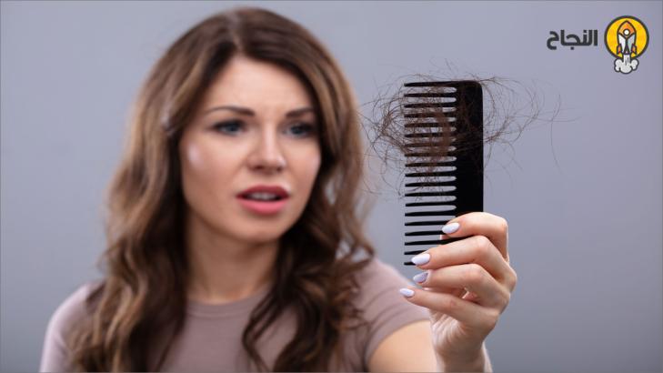 تساقط الشعر لدى النساء: أسبابه ونتائجه