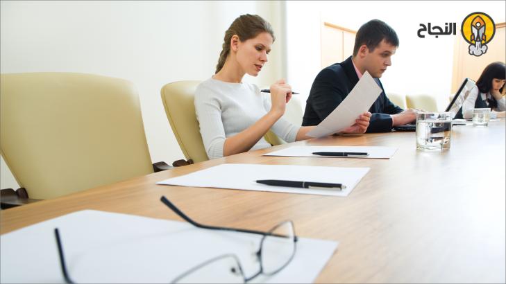 لماذا تضع أمازون كرسياً فارغاً باجتماعاتها؟