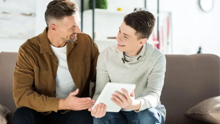 التحدث مع ابنك المراهق عن الصحة النفسية بذكاء ووعي