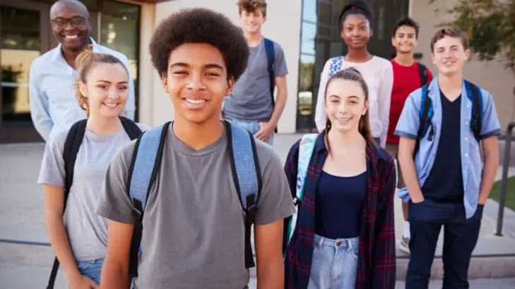 تحديات بناء الهوية خلال المراهقة والعوامل المؤثرة فيها