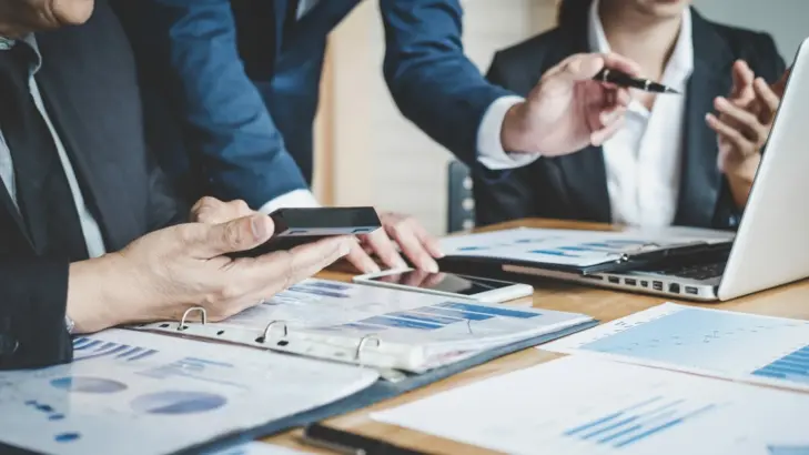 الشركات العائلية وشركات المساهمة: الفروق، والمزايا، والتحديات