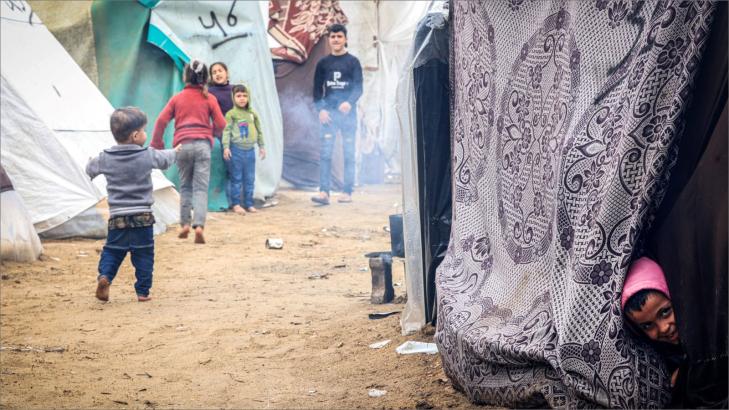 كيف تتحدثين مع طفلك وتفسرين مفهوم الحرب والنزاع في العالم؟