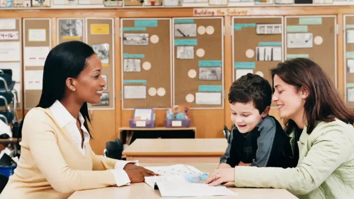 العلاقة بين المعلّم والوالدين: كيف تؤثر في نجاح الطفل؟