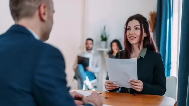 كيف تجهّز حقيبة طوارئ مهنية تحميك عند فقد الوظيفة؟