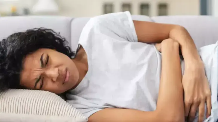 ما هي متلازمة ما قبل الحيض؟ الأسباب والأعراض والعلاج الفعَّال