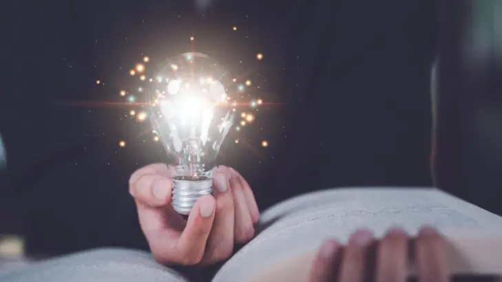 تأثير التخصص في الإبداع: متى يقيِّده ومتى يحرِّره؟