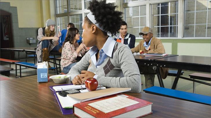 10 نصائح لتعزيز مهاراتك الاجتماعية حتى لو كنت انطوائياً