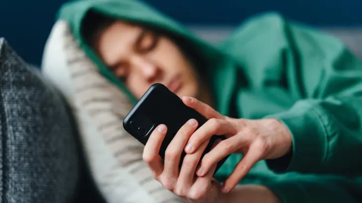 العزلة الرقمية: لماذا نحتاج الانفصال عن الإنترنت لاستعادة التوازن النفسي؟