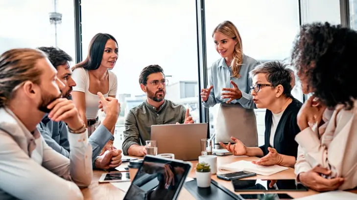 المكافآت أم العقوبات: أيهما يرفع التزام الفريق بالمواعيد؟
