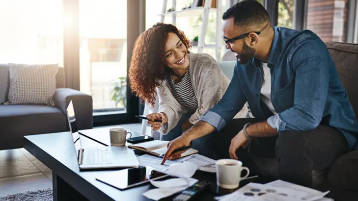 كيف تخططين لبناء شراكة مالية ناجحة مع زوجك؟