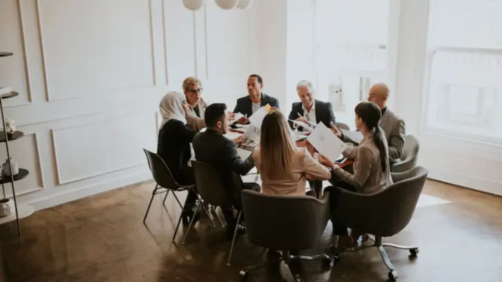 هل الاجتماعات اليومية ضرورية فعلاً؟ تحليل بين الاجتماعات والبدائل الرقمية
