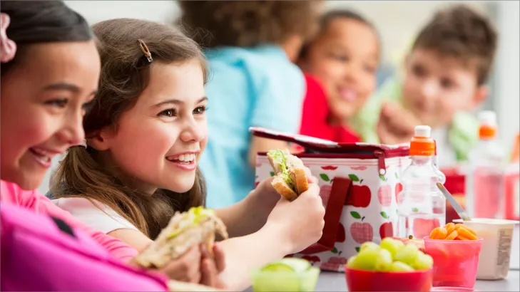 أفكار لوجبات غذائية صحية وسريعة للأطفال للمدرسة