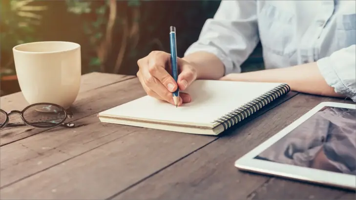 فوائد كتابة اليوميات: هل هي بلا جدوى أم أداة للتفكير والنفس؟