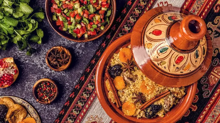 المطبخ المغربي: رحلة بين النكهات والتوابل المطبخ المغربي: رحلة بين النكهات والتوابل