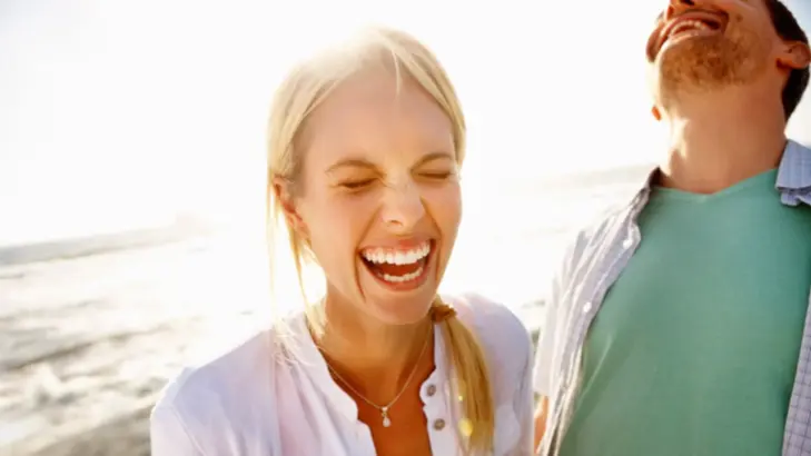 المزاح والضحك بين الزوجين: سر السعادة الزوجية والتفاهم الدائم