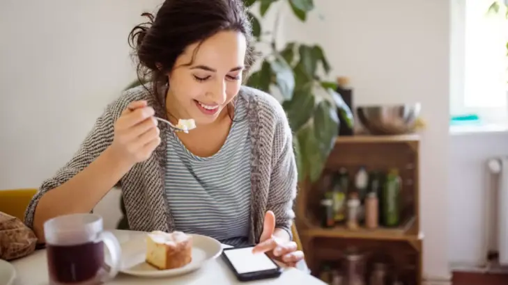 كيف تؤثر وسائل التواصل الاجتماعي في عادات الأكل؟